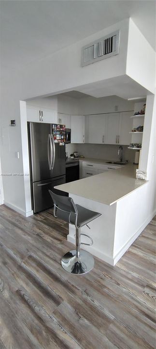 На продажу: $399,999 (2 спален, 2 ванн, 1020 Квадратных фут)