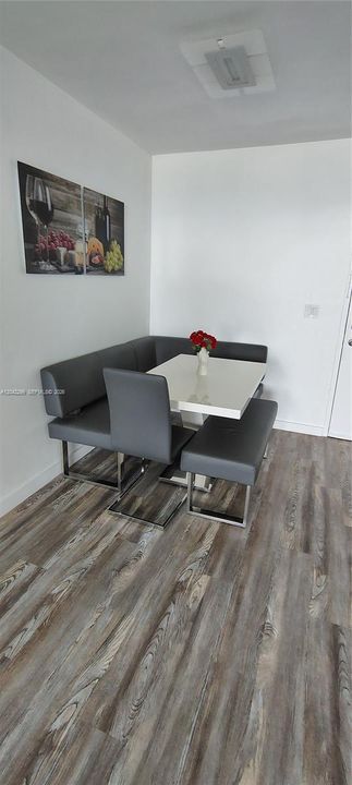 На продажу: $399,999 (2 спален, 2 ванн, 1020 Квадратных фут)