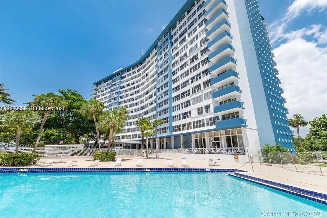 На продажу: $399,999 (2 спален, 2 ванн, 1020 Квадратных фут)