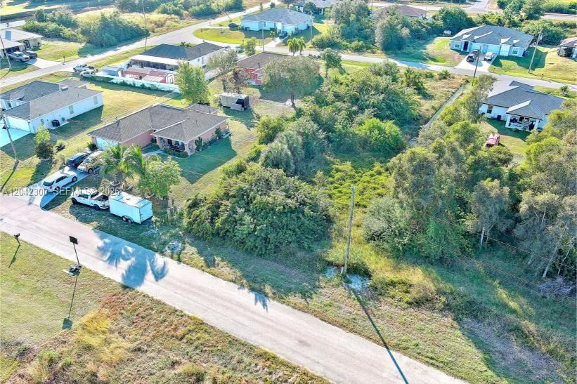 На продажу: $27,900 (0.26 acres)