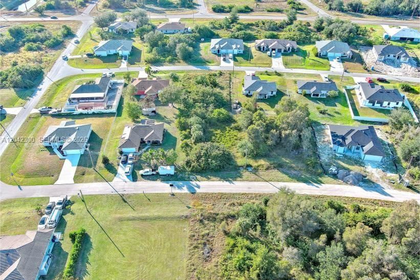 На продажу: $27,900 (0.26 acres)