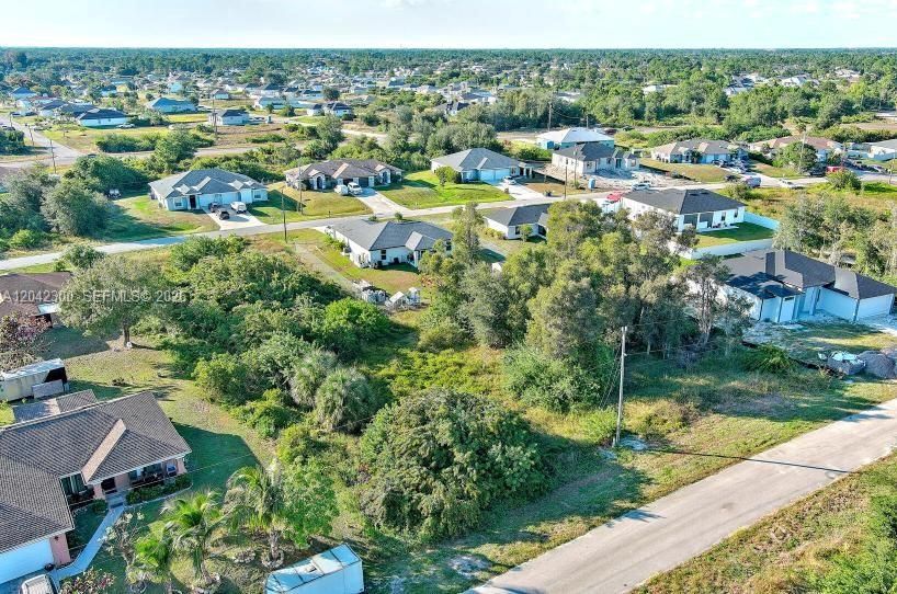 На продажу: $27,900 (0.26 acres)