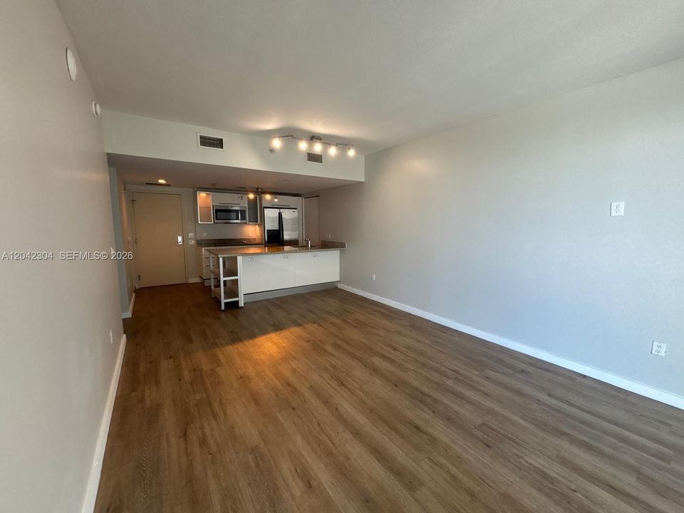 В аренду: $2,800 (1 спален, 1 ванн, 832 Квадратных фут)