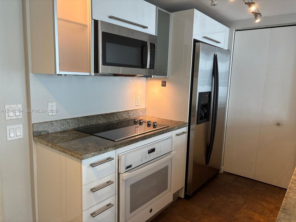 В аренду: $2,800 (1 спален, 1 ванн, 832 Квадратных фут)