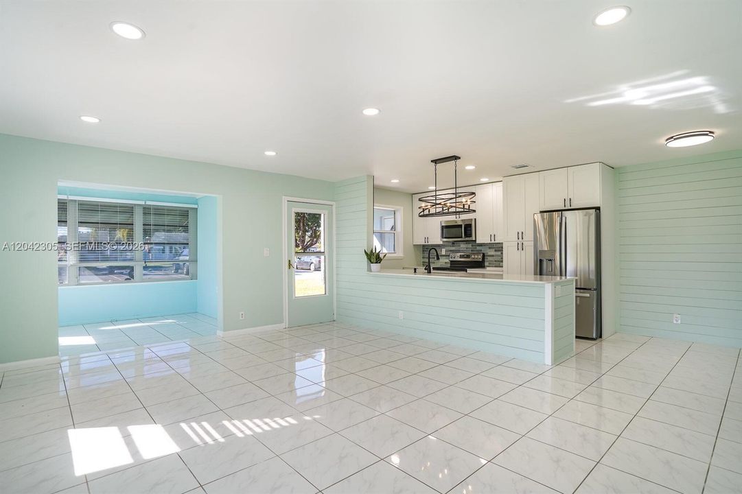 For Sale: $269,900 (2 beds, 2 baths, 1175 Square Feet)