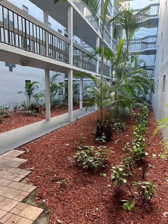 For Rent: $1,700 (2 beds, 1 baths, 850 Square Feet)