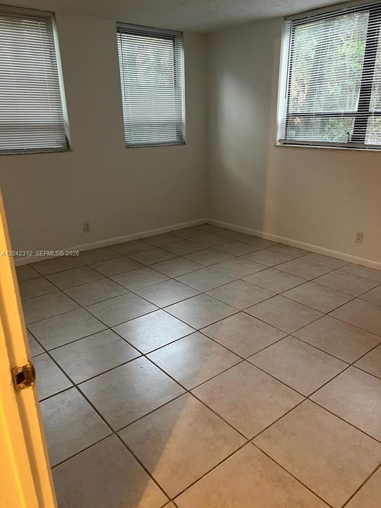 For Rent: $1,700 (2 beds, 1 baths, 850 Square Feet)