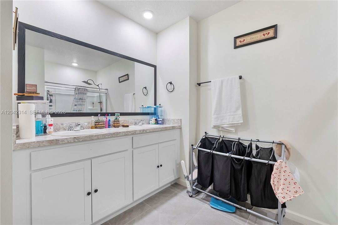 For Sale: $430,000 (5 beds, 3 baths, 2447 Square Feet)