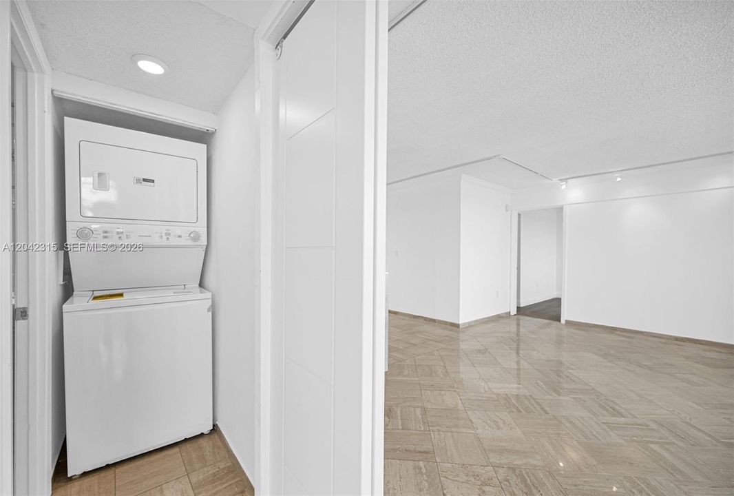 For Sale: $255,000 (2 beds, 2 baths, 1073 Square Feet)