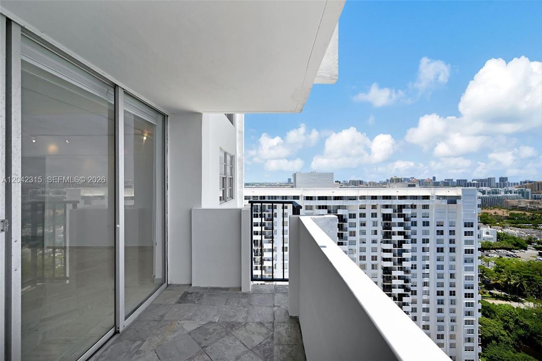 For Sale: $255,000 (2 beds, 2 baths, 1073 Square Feet)