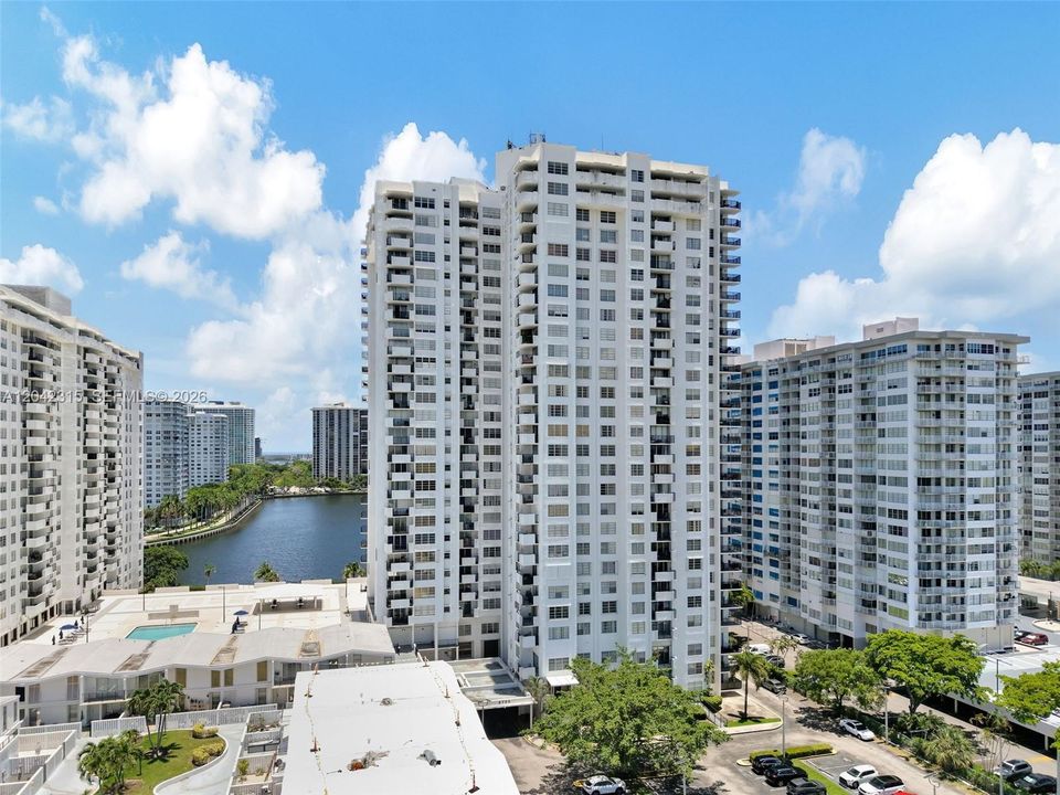For Sale: $255,000 (2 beds, 2 baths, 1073 Square Feet)