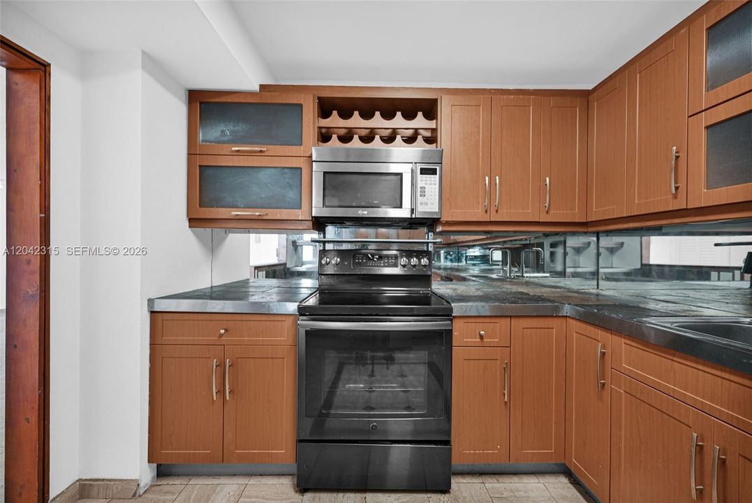For Sale: $255,000 (2 beds, 2 baths, 1073 Square Feet)