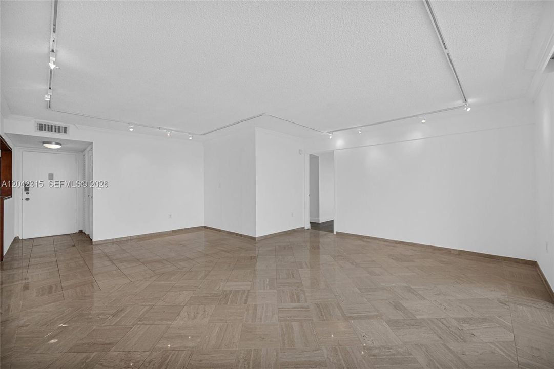 For Sale: $255,000 (2 beds, 2 baths, 1073 Square Feet)
