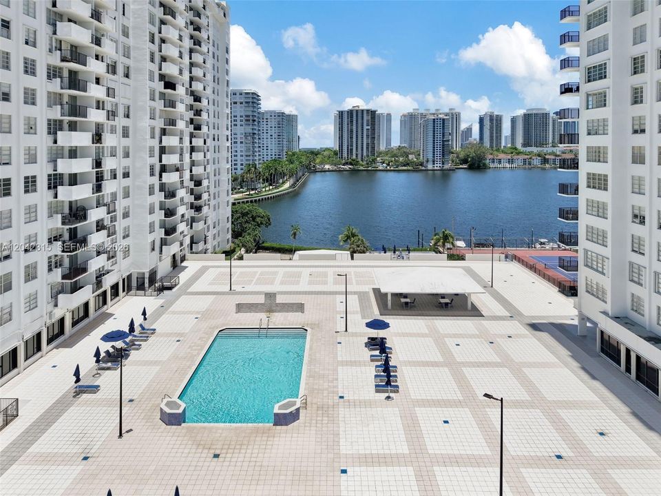 For Sale: $255,000 (2 beds, 2 baths, 1073 Square Feet)