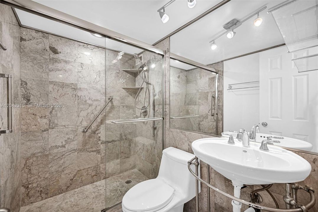For Sale: $255,000 (2 beds, 2 baths, 1073 Square Feet)