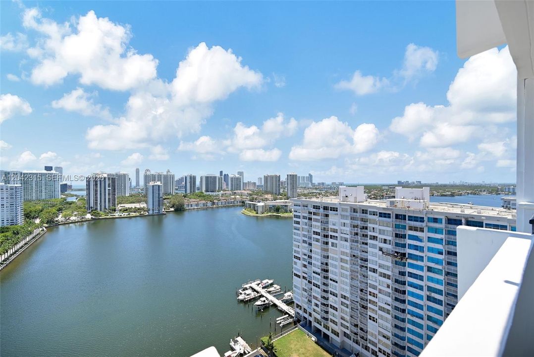 For Sale: $255,000 (2 beds, 2 baths, 1073 Square Feet)