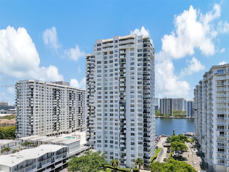 For Sale: $255,000 (2 beds, 2 baths, 1073 Square Feet)