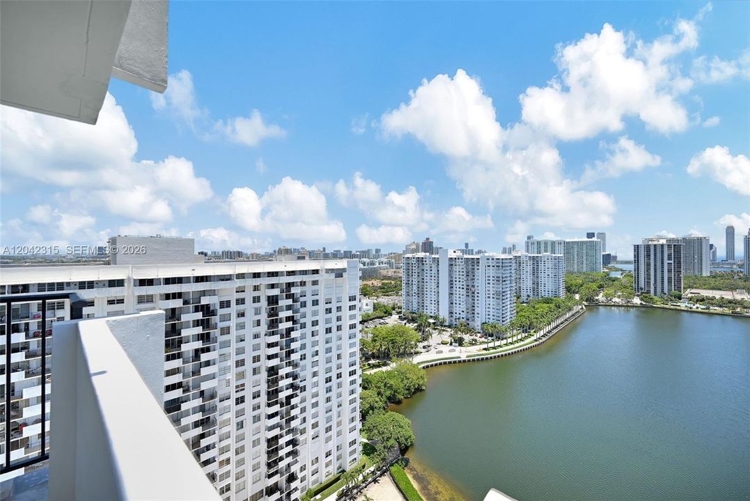 For Sale: $255,000 (2 beds, 2 baths, 1073 Square Feet)