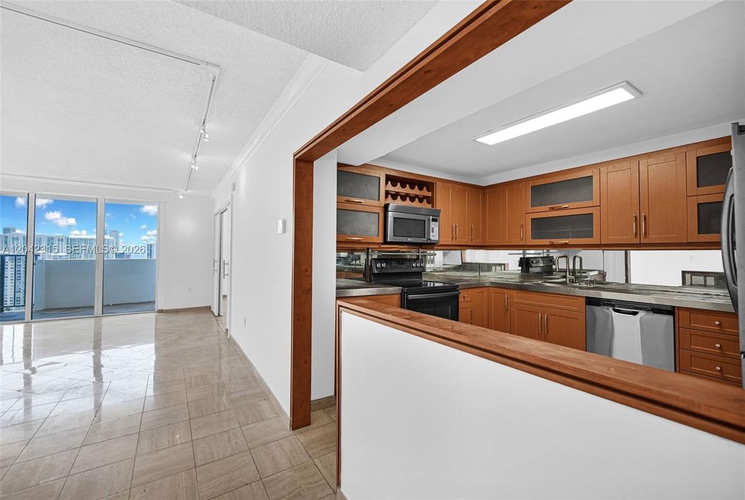 For Sale: $255,000 (2 beds, 2 baths, 1073 Square Feet)