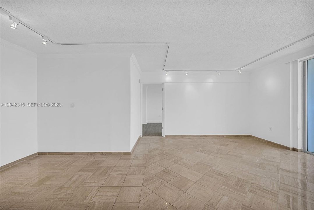 For Sale: $255,000 (2 beds, 2 baths, 1073 Square Feet)