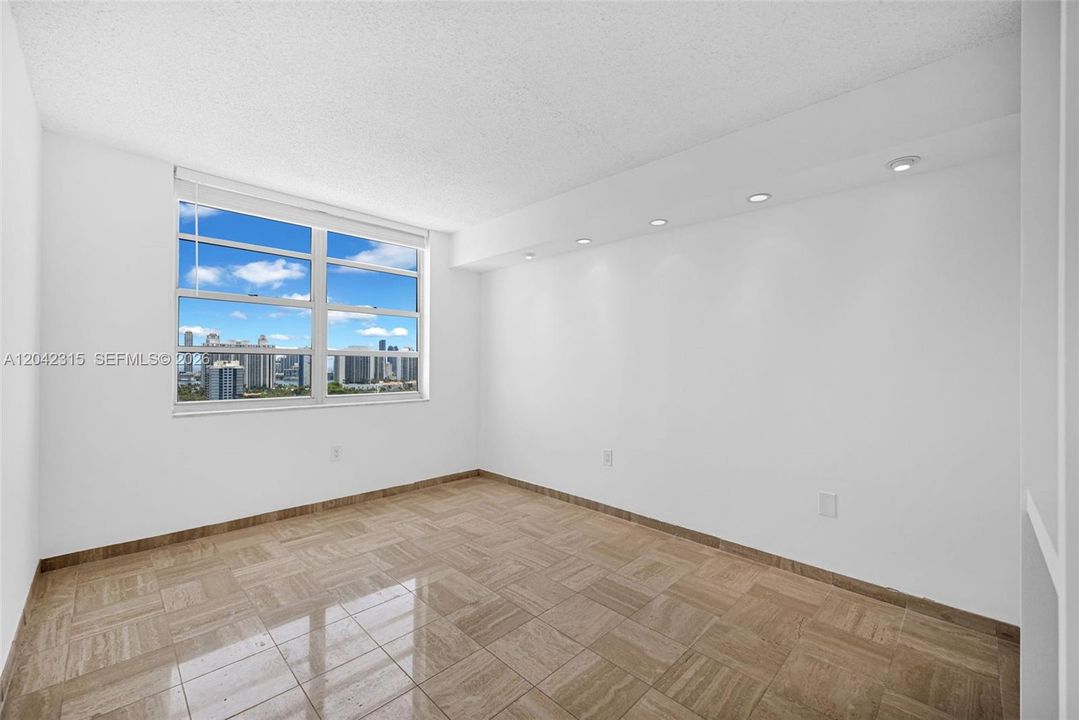 For Sale: $255,000 (2 beds, 2 baths, 1073 Square Feet)