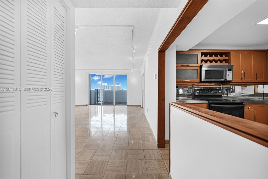 For Sale: $255,000 (2 beds, 2 baths, 1073 Square Feet)