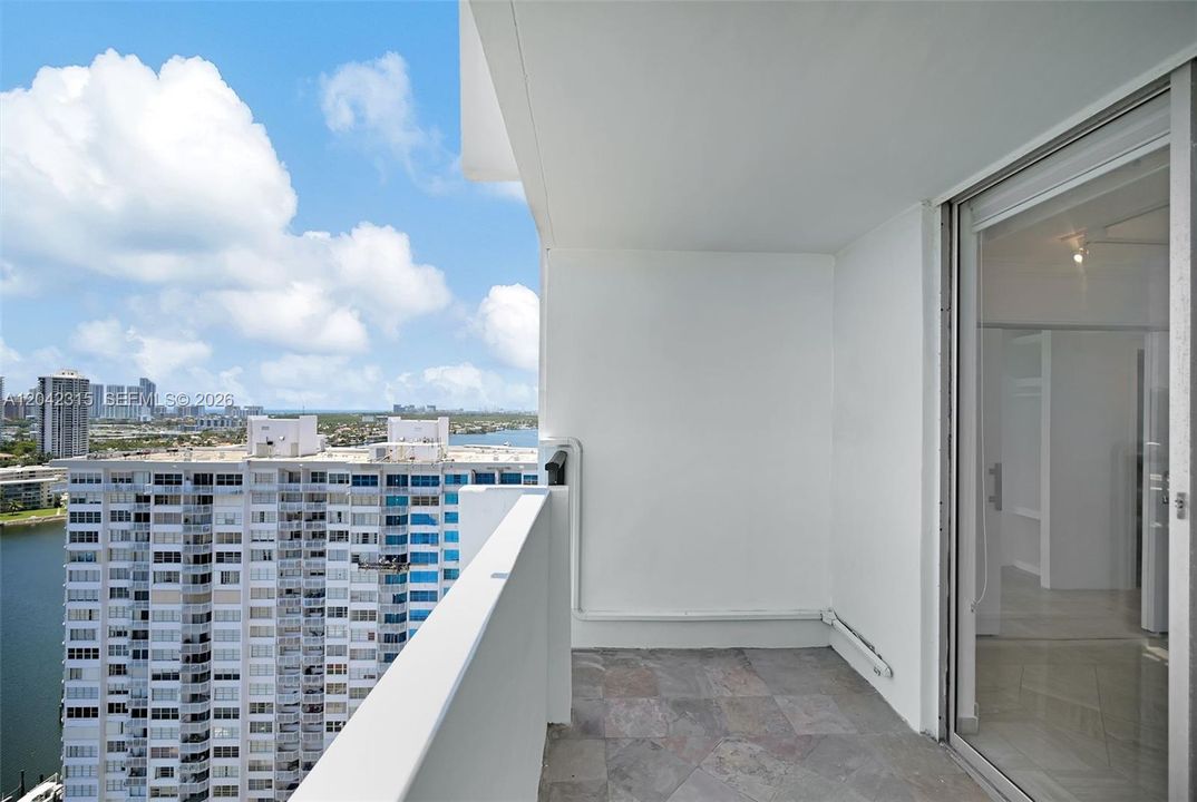 For Sale: $255,000 (2 beds, 2 baths, 1073 Square Feet)