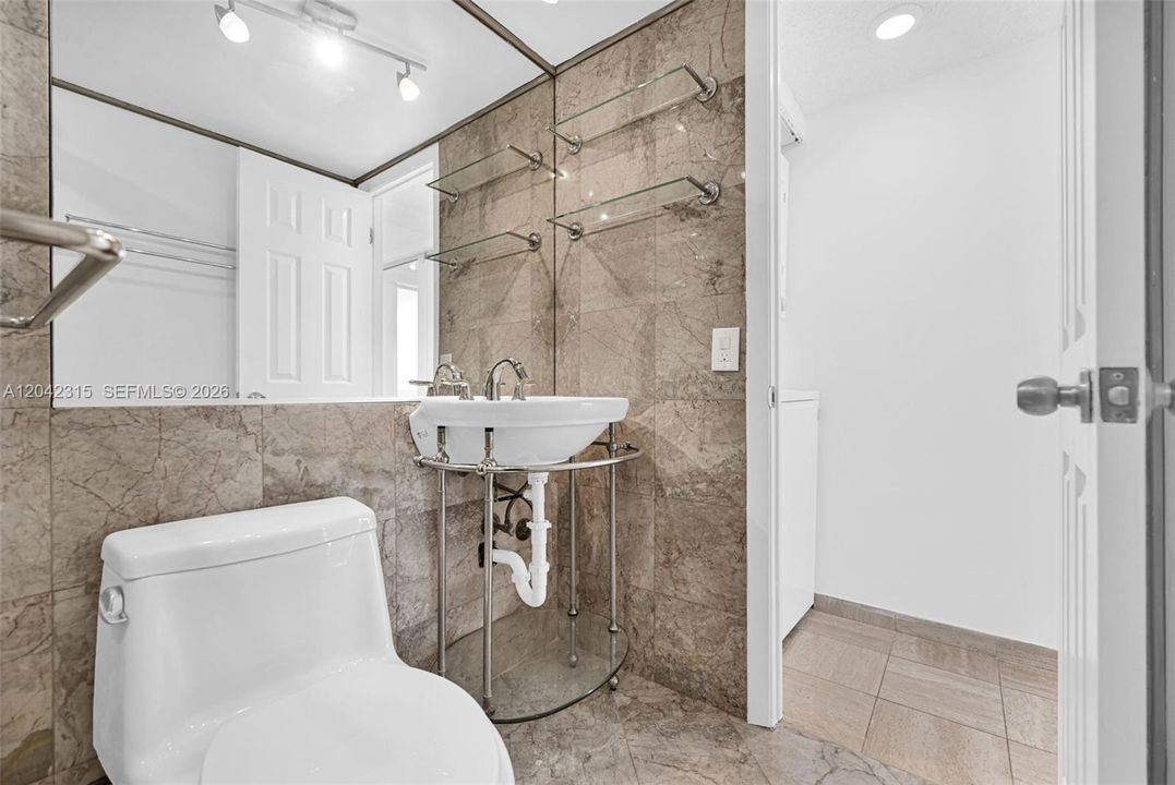 For Sale: $255,000 (2 beds, 2 baths, 1073 Square Feet)