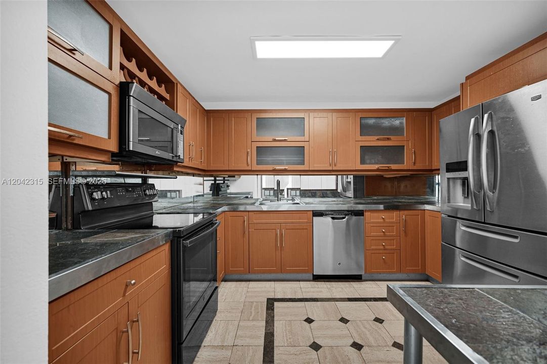 For Sale: $255,000 (2 beds, 2 baths, 1073 Square Feet)