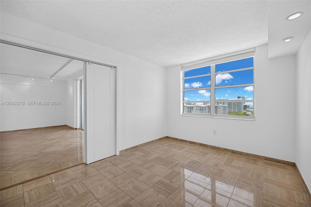 For Sale: $255,000 (2 beds, 2 baths, 1073 Square Feet)