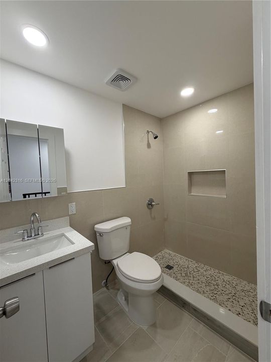В аренду: $2,300 (2 спален, 1 ванн, 900 Квадратных фут)