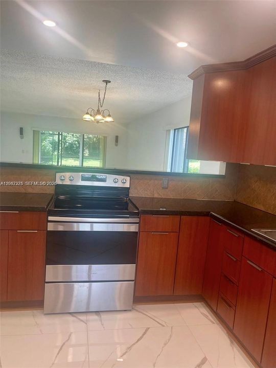 В аренду: $2,400 (2 спален, 2 ванн, 1231 Квадратных фут)