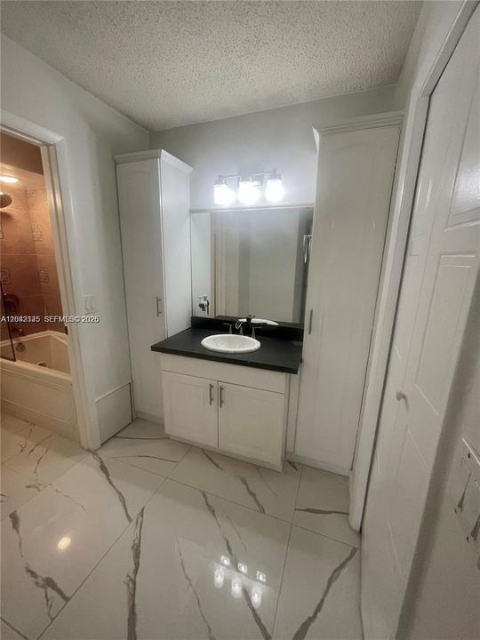 В аренду: $2,400 (2 спален, 2 ванн, 1231 Квадратных фут)