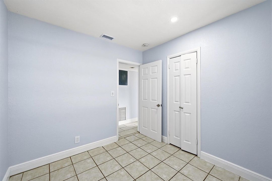 28_bedroom