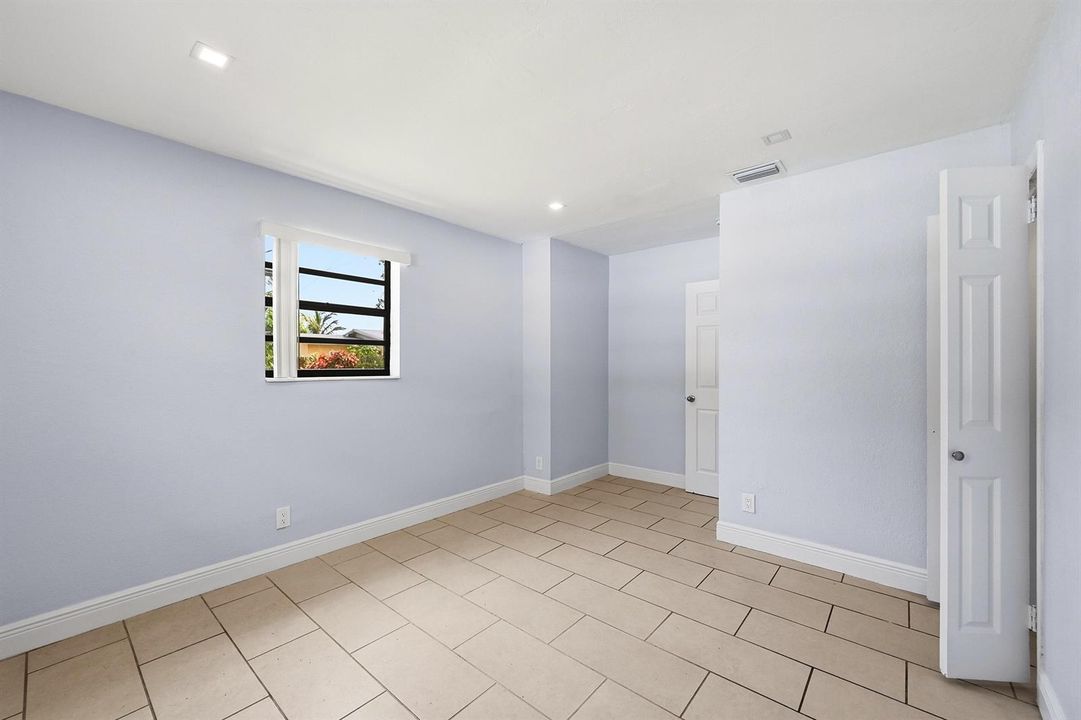 21_primary bedroom