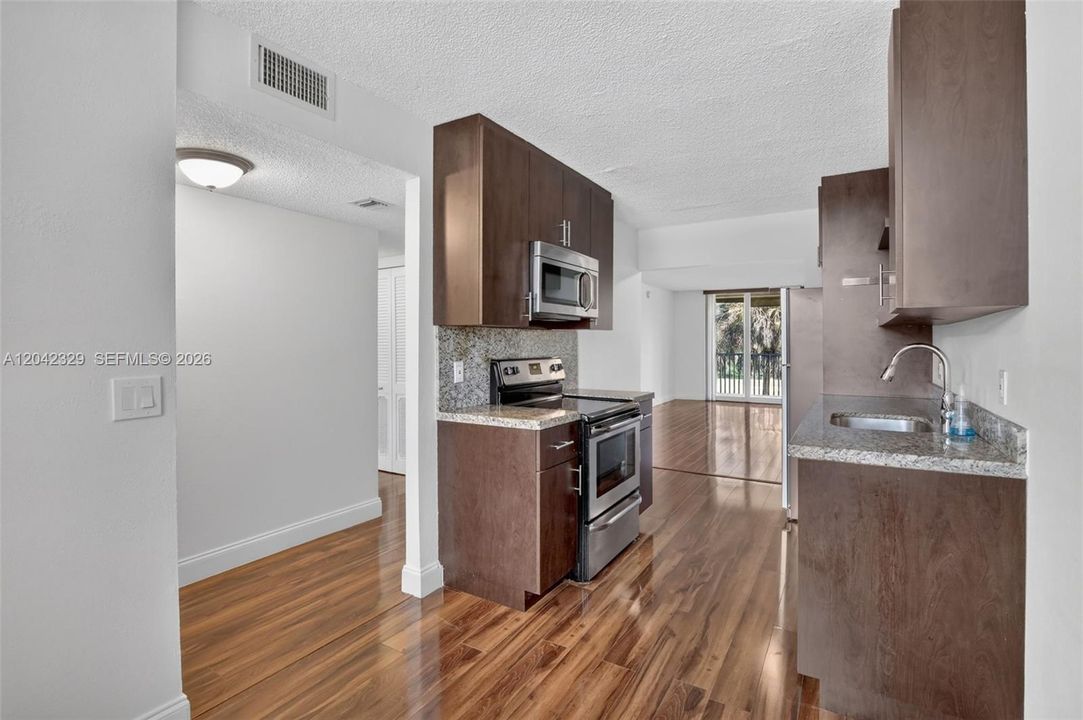 For Sale: $249,900 (2 beds, 2 baths, 1015 Square Feet)