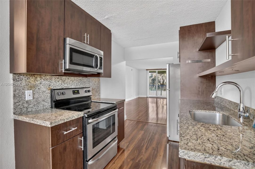 For Sale: $249,900 (2 beds, 2 baths, 1015 Square Feet)