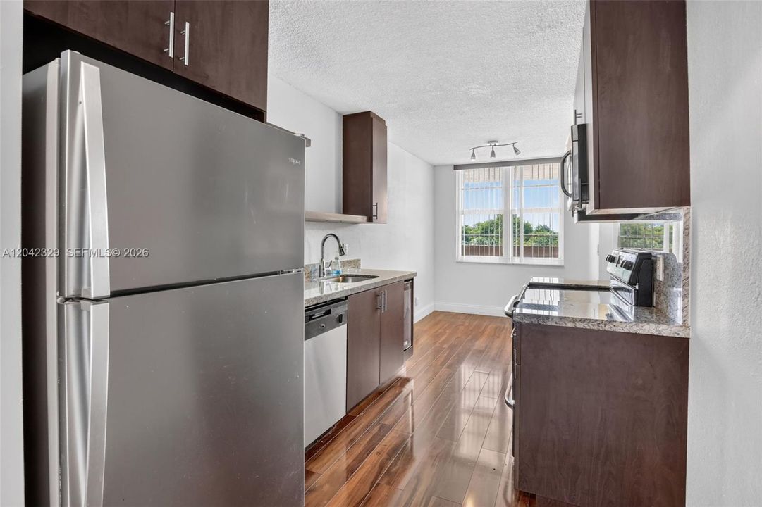 For Sale: $249,900 (2 beds, 2 baths, 1015 Square Feet)