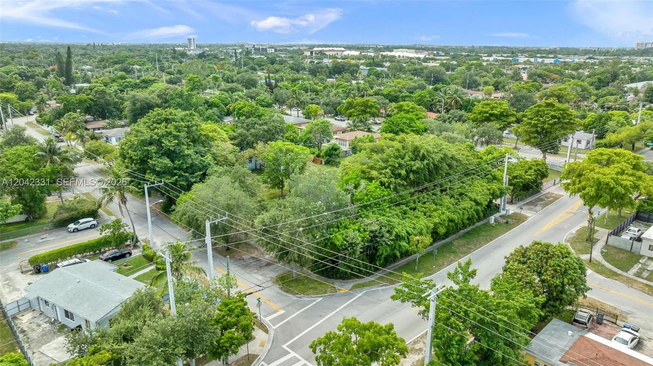 На продажу: $699,000 (0.28 acres)