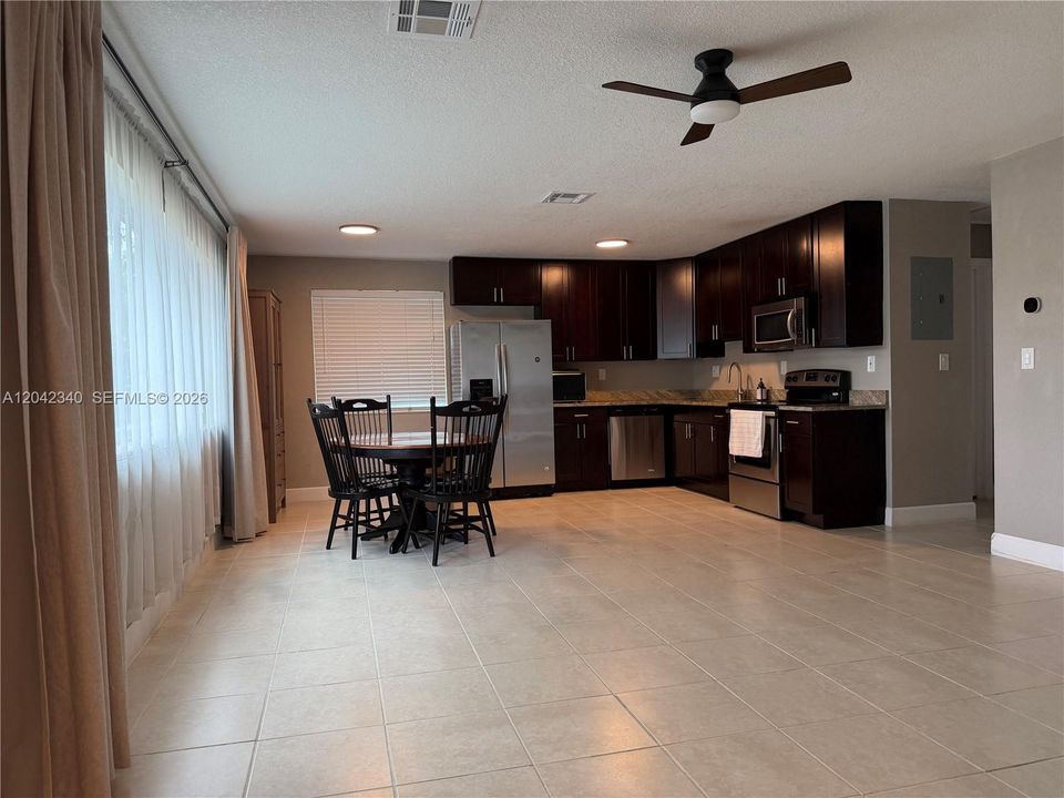 В аренду: $3,800 (4 спален, 2 ванн, 1313 Квадратных фут)