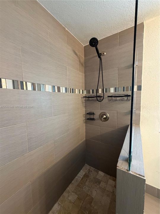 В аренду: $3,800 (4 спален, 2 ванн, 1313 Квадратных фут)