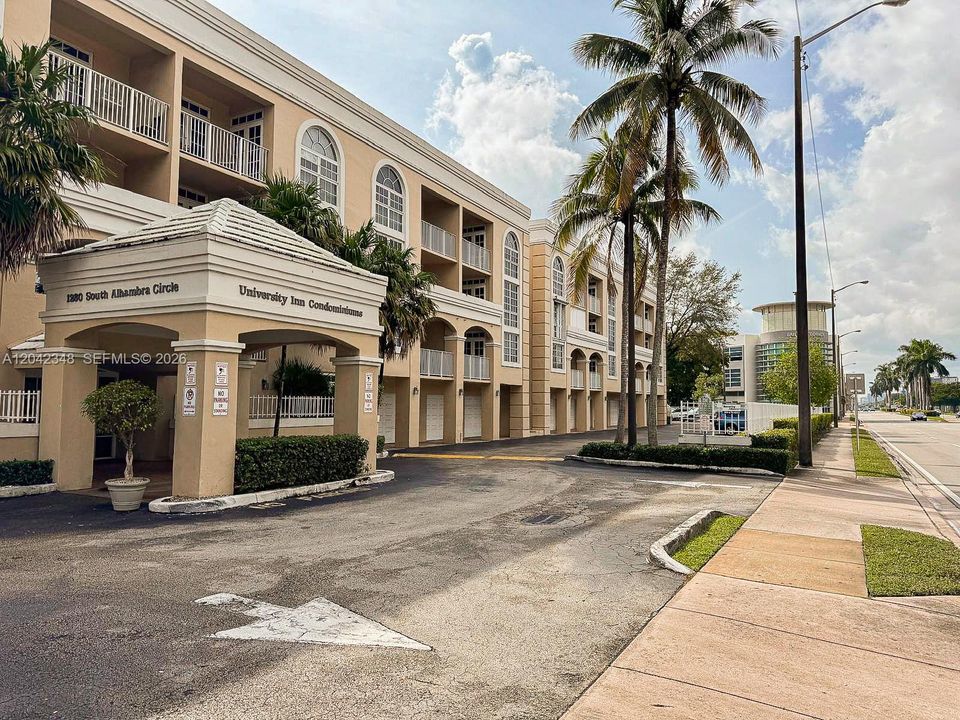 Active With Contract: $3,000 (2 beds, 2 baths, 910 Square Feet)