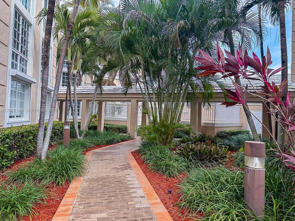 Active With Contract: $3,000 (2 beds, 2 baths, 910 Square Feet)