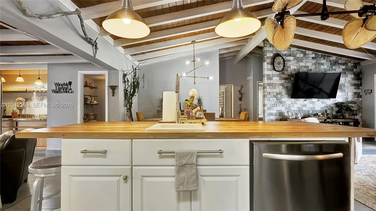 В аренду: $5,500 (2 спален, 2 ванн, 2040 Квадратных фут)