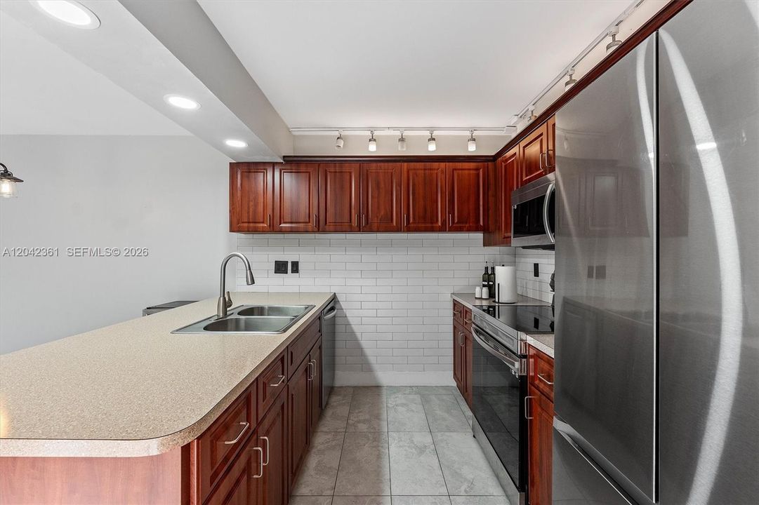 На продажу: $458,992 (3 спален, 2 ванн, 1654 Квадратных фут)