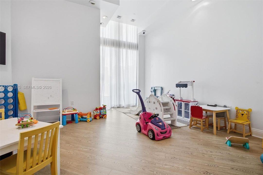 В аренду: $3,200 (2 спален, 2 ванн, 1075 Квадратных фут)
