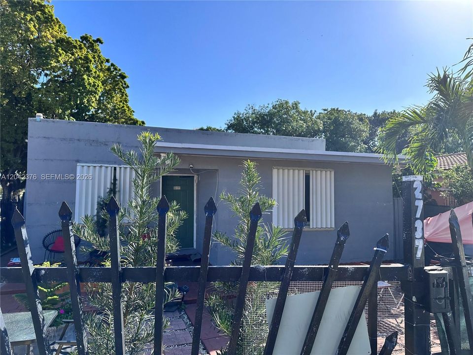 For Sale: $499,000 (7 beds, 3 baths, 1253 Square Feet)
