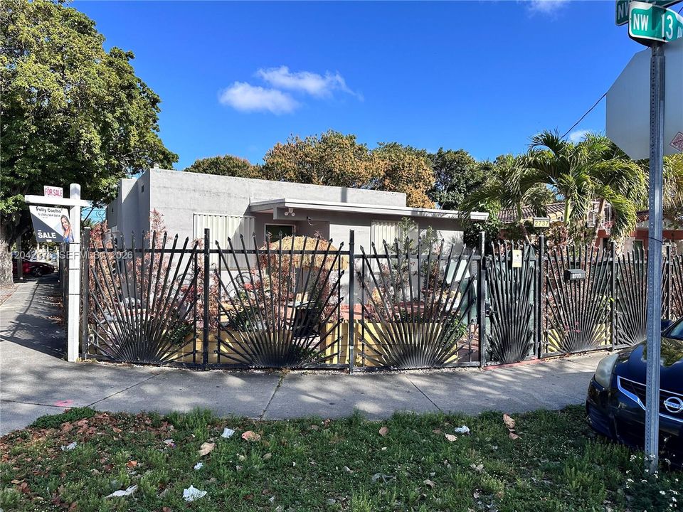 For Sale: $499,000 (7 beds, 3 baths, 1253 Square Feet)