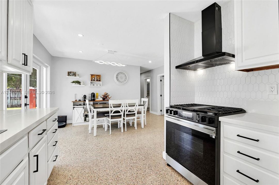 На продажу: $589,999 (4 спален, 2 ванн, 1288 Квадратных фут)