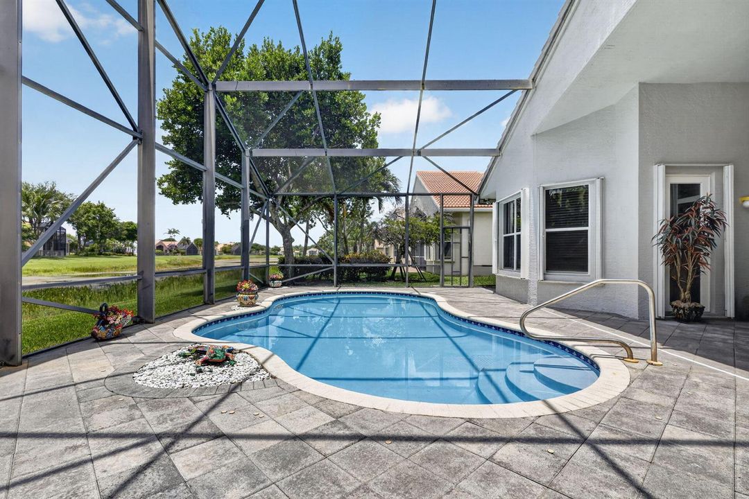Large Screened in Patio to Enjoy